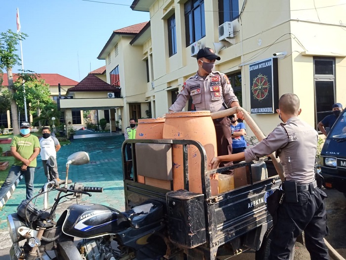 BAKTI SOSIAL PEMBAGIAN DISINFEKTAN UNTUK MASYARAKAT YANG MEMBUTUHKAN