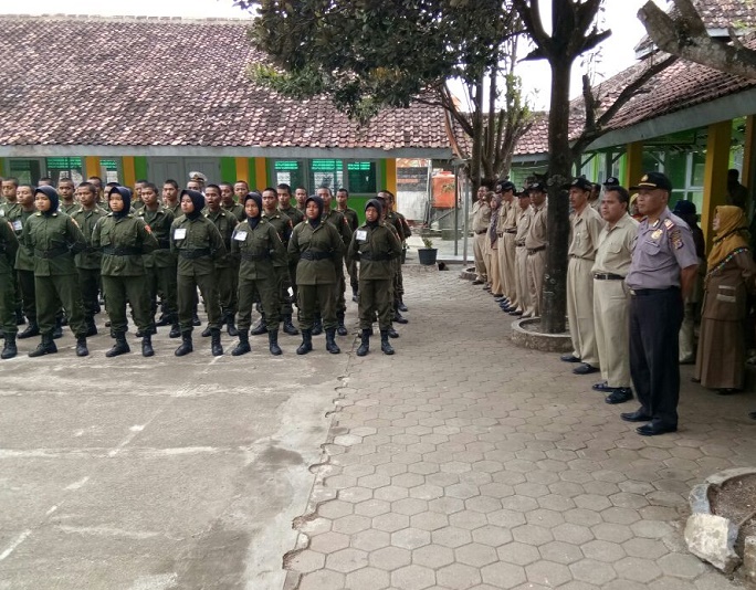 CAMAT BERSAMA KAPOLSEK TANJUNGSARI MENGIKUTI UPACARA BENDERA