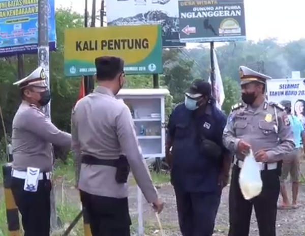 POLSEK PATUK BERSAMA RELAWAN RKJR MEMASANGAN KOTAK P3K DI JALUR JOGJA – WONOSARI 