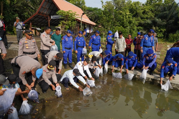 Penebaran Benih Ikan dalam rangka Program Ketahanan Pangan Polres Gunungkidul