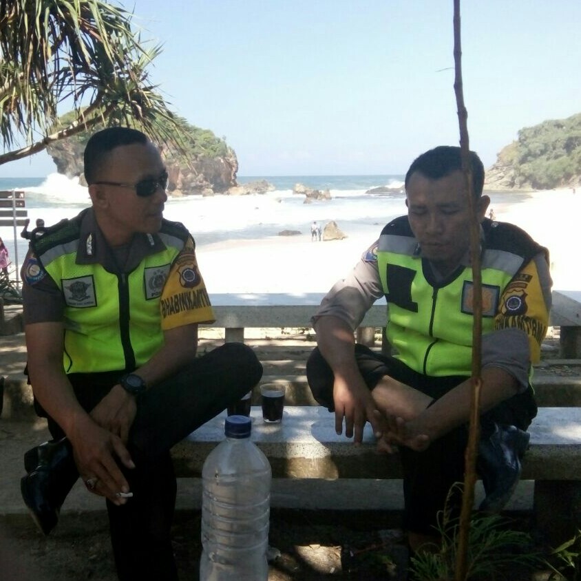 ANTISIPASI LAKA LAUT POLSEK GIRISUBO SAMBANGI PANTAI JUNGWOK JEPITU