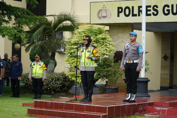 Arahan Kapolres Gunungkidul dalam apel siaga pengamanan malam Tahun Baru 2025.