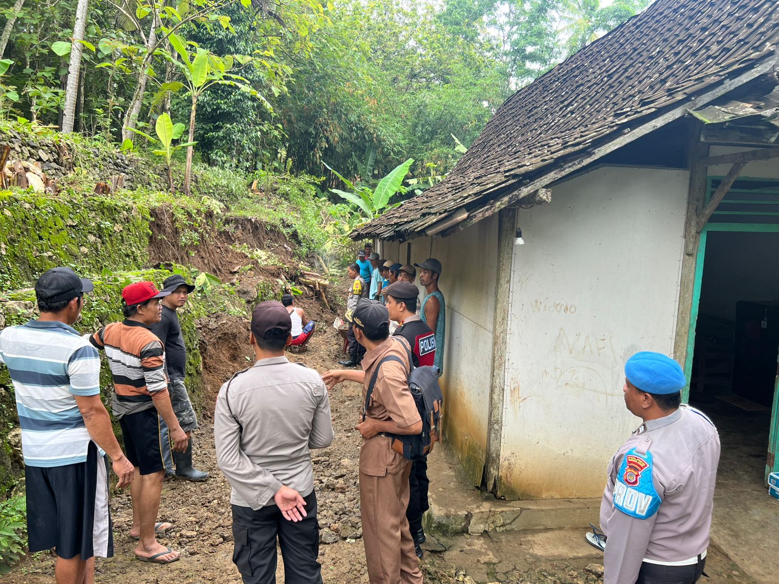 Kapolsek Panggang Pimpin Kerja Bakti Membersihkan Tanah Longsor