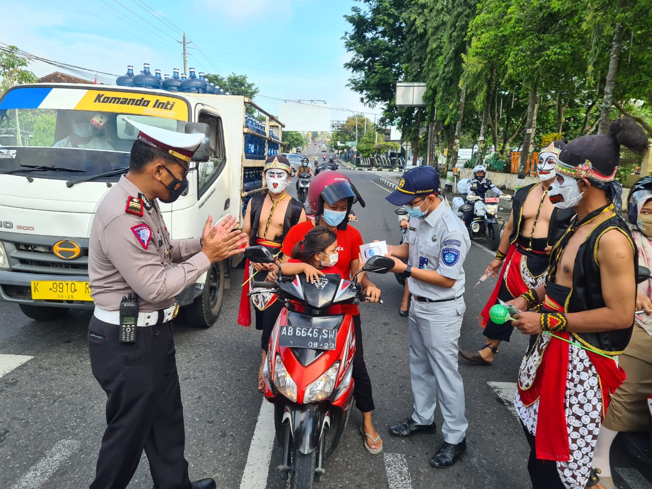 KASAT LANTAS POLRES GUNUNGKIDUL PIMPIN AKSI PUNOKAWAN DI ALUN ALUN PEMDA