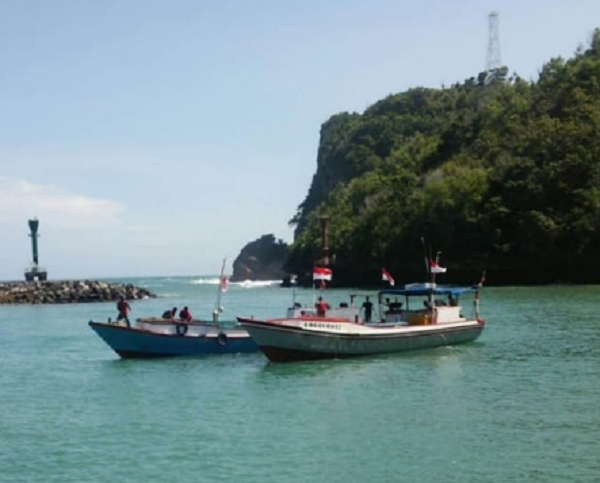 ALAMI KERUSAKAN MESIN SATU UNIT PERAHU SEKOCI TEROMBANG AMBING DI LAUT SELATAN