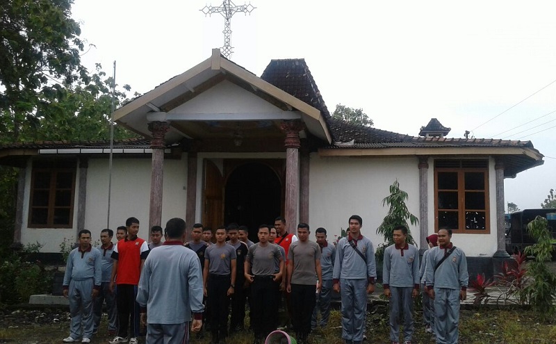 BAKSOS JUMAT PAGI BERSIHKAN LINGKUNGAN GEREJA 