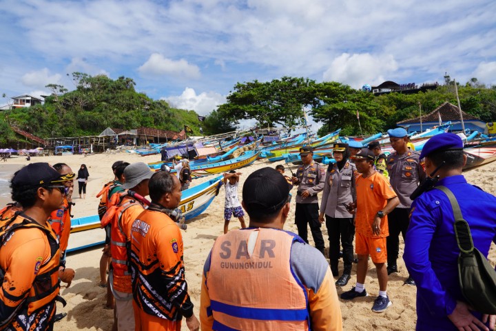 Pencarian Masih Dilakukan, 13 Pelajar Asal Mojokerto Terseret Ombak di Pantai Drini, Tiga Meninggal Dunia, Satu Hilang