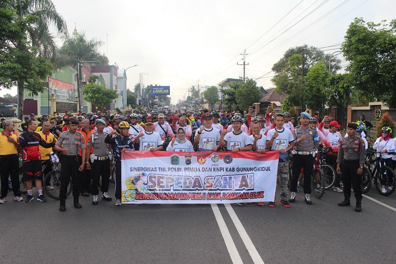 POLRES GUNUNGKIDUL SINERGITAS TNI, PEMDA DAN KNPI KABUPATEN GUNUNGKIDUL MELALUI SEPEDA SANTAI MENGAYUH HARAPAN PEMILU AMAN, DAMAI DAN SEJUK