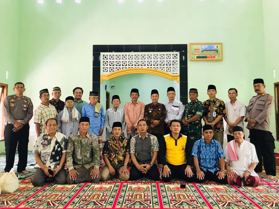 Polsek Karangmojo bersama Forkompimkap Karangmojo Laksanakan Safari Sholat Jum'at dan Jum'at Curhat di Masjid Barokah