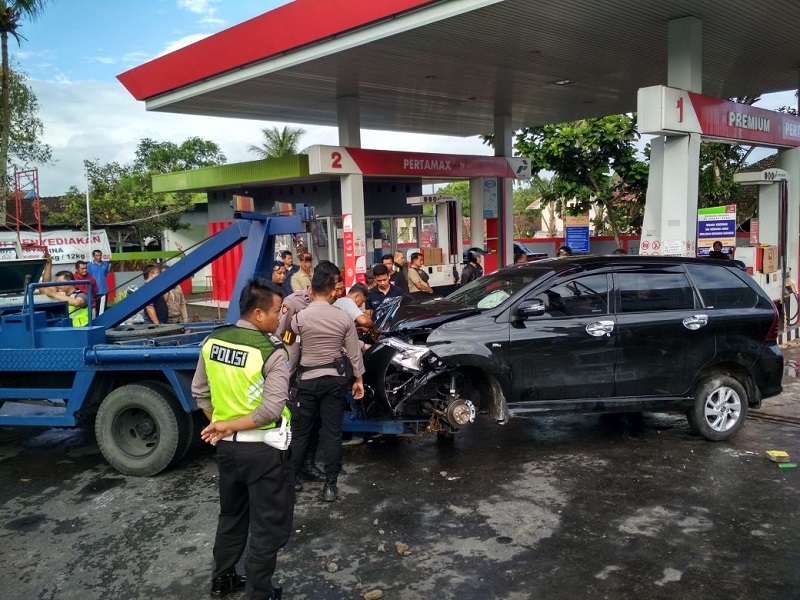 AVANZA MENABRAK SPBU JADI TONTONAN WARGA