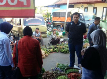 POLRES GUNUNGKIDUL LAKUKAN PANTAUAN HARGA SEMBAKO DI PASAR-PASAR TRADISIONAL