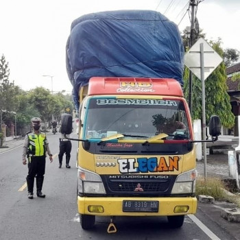 Sat Lantas Tertibkan truk kelebihan dimensi