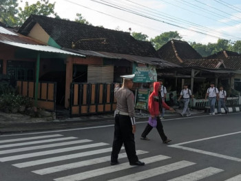 Kanit Lalu Lintas Polsek Karangmojo AKP Sunardi Bersama Anggota Laksanakan Pengaturan dan Pemantauan Arus Lalu Lintas di Simpang 4 Karangmojo