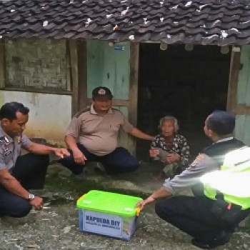 BHABINKAMTIBMAS SAMBANG PESERTA KHITANAN MASSAL DAN SAMPAIKAN PESAN KAMTIBMAS