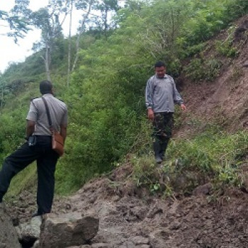 TANAH LONGSOR NGLIPAR MENUTUP AKSES JALAN UTAMA