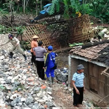 LONGSOR DI BEDOYO AKIBATKAN DINDING RUMAH JEBOL