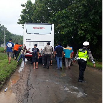 HUJAN  INTENSITAS TINGGI,JALUR PANTAI RAWAN MACET