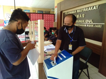 BUDAYA ANTRI PELAYAN SKCK POLRES GUNUNGKIDUL DENGAN MENJAGA JARAK, MEMATUHI PROTOKOL KESEHATAN COVID-19