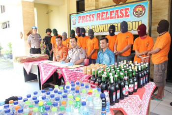 OPS PEKAT POLRES GUNUNGKIDUL:AMANKAN RATUSAN BOTOL MIRAS DAN JUDI KARTU CINA