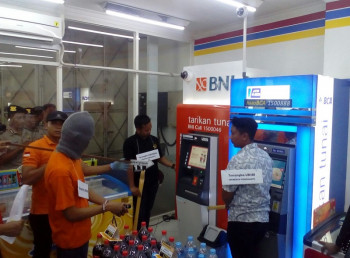 REKA ULANG PEMBOBOL ATM DIKAWAL KETAT PETUGAS