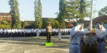 ENAM PERWIRA SAT LANTAS POLRES GUNUNGKIDUL SAMBANG SEKOLAH