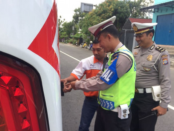 SAT LANTAS LAKUKAN OPERASI TUTUP TANGKI KENDARAAN TRUCK DAN BUS