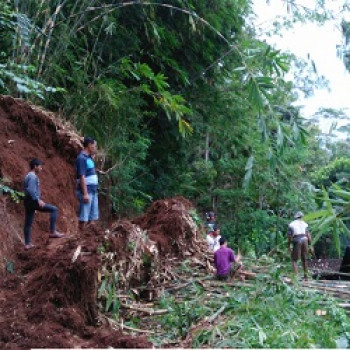 HUJAN ITENSITAS TINGGI, TANAH LONGSOR TERJADI LAGI DI NGLIPAR